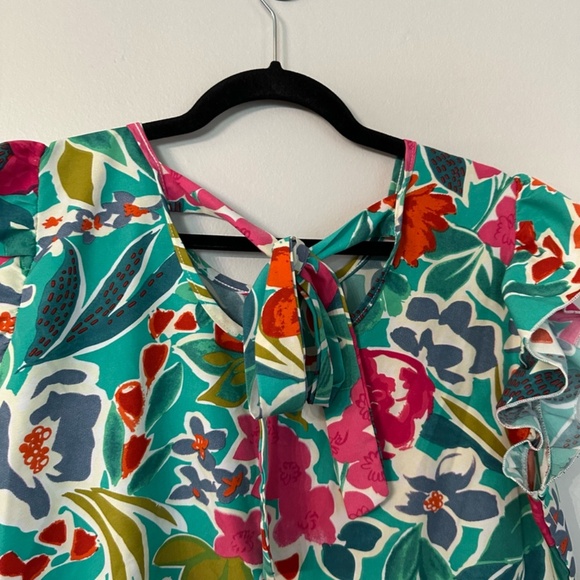 Women’s Boutique Green and Pink Short Flutter Sleeve Tie Neck Blouse Sz XL GUC - Picture 6 of 7